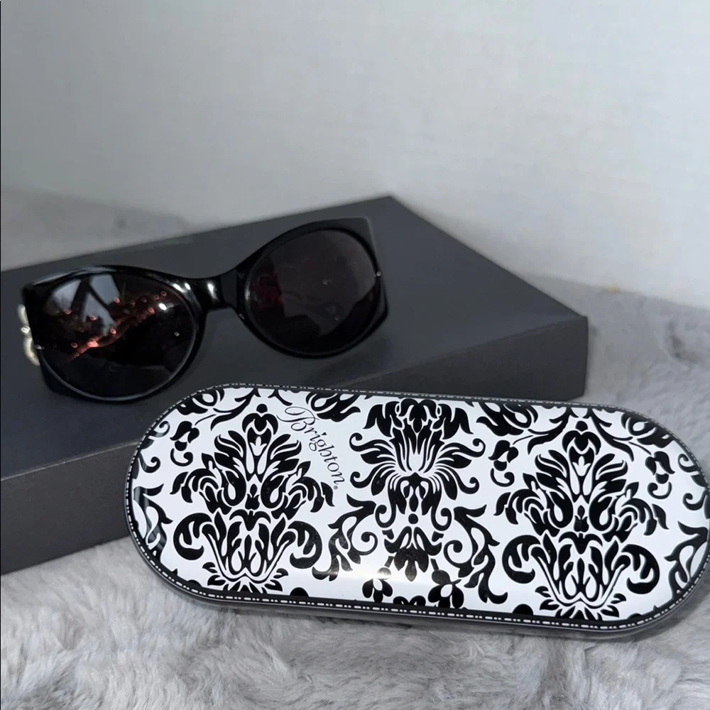 Brighton Black Oversized Sunglasses with Modern Frame